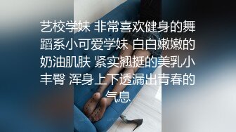 地鐵站出口模特身材大學妹,超短裙下的修長嫩腿配上誘人白丁字褲