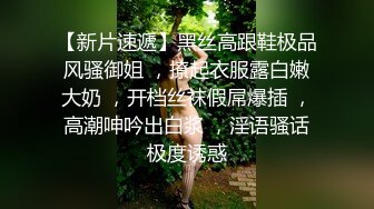 镜头放在洗手盆上面这对情侣玩自拍