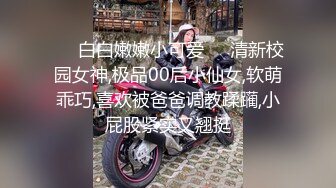 偷拍美女裙底风光 成都车展银色连衣裙细高跟极品美女，白色窄内 UR级反差骚货黑丝筒袜配情趣开档内裤