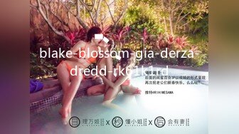 气质美女掏出奶子看看，多毛骚穴特写，掰开手指扣入