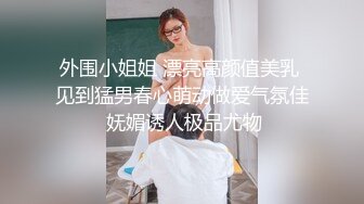 网友伸出邪恶的上帝之手 把美女吓个半死