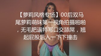 艺术女青年坐在马桶洗逼