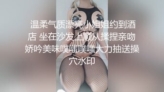  诱人的小嫂子露脸跟大哥镜头前啪啪，光彩诱人让小哥吃奶玩逼，乖巧的舔弄鸡巴