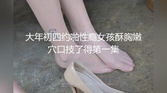 抄底偷窥地摊上买香蕉的蓝裙美女