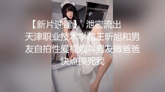 妹妹穿着开档丝袜拿外卖别人看，最后被我操到喷水