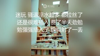 高铁站候车的大长腿妹子 没想到BB这么黑