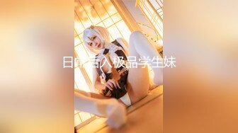 【原档首发】非常性感的金发女郎 Kat Squirt 看着她的汽车引擎盖下，她的牛仔热裤几乎没有盖住她的屁股。