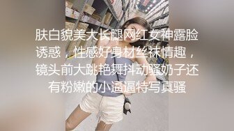 颜值不错骚妹子【丝袜控舔足】学生制服跑步机上扭动屁股，身上抹酸奶假屌足交浴室洗澡诱惑