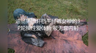 红发熟女厕所吸附假鸡鸡一边玩奶一边自慰