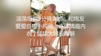 最近很火的真空逛街散步 女主播cos小妲己 自摸胸部看上去很甜美却躲在厕所道具自慰