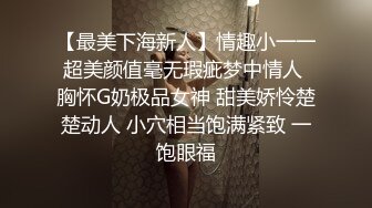  激情4P玩弄床上的两位年轻女奴，撅着屁股让两位小哥把跳弹塞进逼里扩阴器玩弄