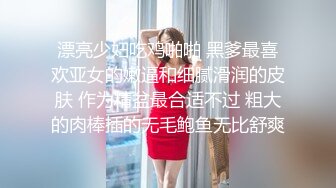 长发美女 清澈的尿液从茂盛的穴毛中喷射而出