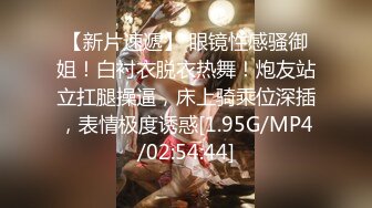 露脸年轻人寻求激情夜晚住宅楼楼道内打炮