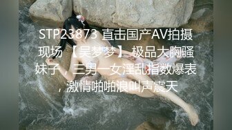 一月底专业盗站流出海边沙滩浴场女厕偷拍几个模特身材美女脱光光尿尿蓝色泳衣美女有气质下面性感