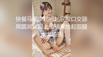 双飞女友的00后闺蜜，紧嫩滑,两人跪舔一根鸡巴