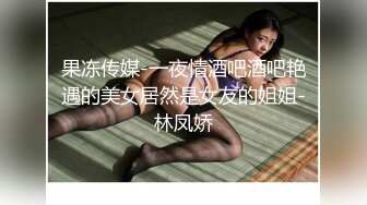 Ria 久留美甜蜜地坐着等待，因为一些男人将他们的鸡巴释放到她的脸上。