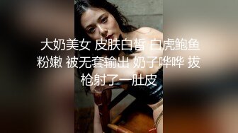 固定摄像头偷拍长裙美女 撅着大屁股尿尿 人美B更美