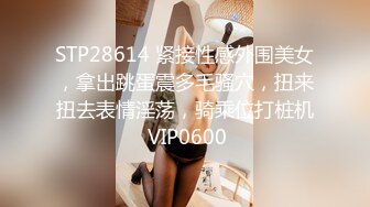 【大屌中年老哥酒店约骚女】一来就坐在身上调情，操沙发上先来一炮，转战床上骑乘大屌插入，妹子很耐操整根插入，张开双腿暴力深插