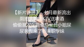 OO後小情侣深夜户外遛弯,小哥想要了直接到公厕里接收女友嘴巴的吸允