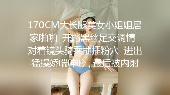 一个心烦意乱但仍然不成熟的可爱女孩在原始体内射精！