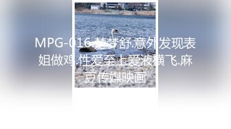  猥琐小哥迷翻漂亮的小女友找来朋友一起来玩3P