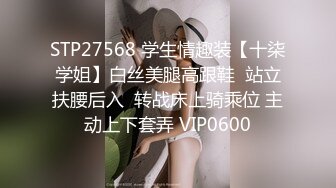  诱人的黑丝小骚骚让大哥宾馆调教，听狼友指挥交大鸡巴温柔舔弄，各种姿势配合大哥抽插爆草