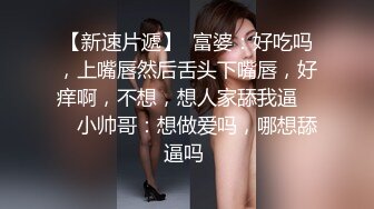  新流出黑客破解家庭网络摄像头偷拍模特身材美女洗完澡在简陋客厅擦身整理头发