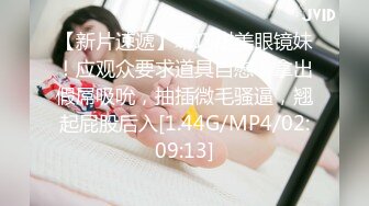 牛仔高跟性感OL美女 尿急还要排长队，前面好心人让给她先上，尿上终于舒了一口气，那神情乖啦！