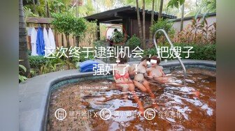 明星颜值大墨镜超大巨乳妹小尺度露奶诱惑，胸前开口装掏出奶子抹上乳液，拿根黄瓜夹中间晃动很想捏