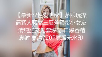 女上露脸面对大鸡鸡，发情少妇使劲往逼里塞