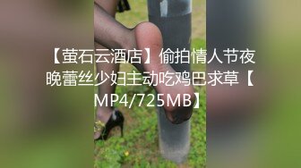 几个浪妹子在房间里无聊约了帅哥玩性爱群交69双嘴吃鸡巴小逼对着嘴就是摩擦换着妹子就是干