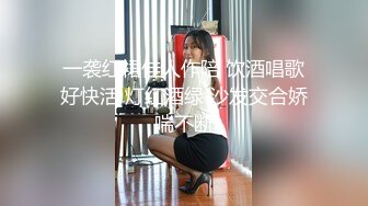  01年新人嫩妹和炮友开房啪啪，骑脸插嘴大屁股坐上来，掰开小穴手指揉搓，抱着猛操多毛肥穴