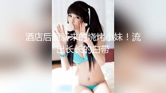 偷拍美女裙底风光 极品靓女和大哥逛街翘臀夹着骚窄内越走越紧小吃街抄底包臀裙小姐姐粉内弯腰侧面露毛了