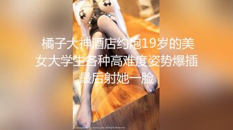 酒吧认识的舞女回家衣服都没脱我就忍不住了，抬腿后入式，这妞够火辣！