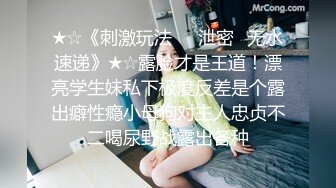  婴儿肥美妞大战头套男粉色超嫩肥穴，翘起美臀扭动，炮友拉着手后入