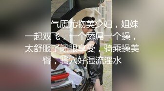 地铁上玩手机的妹子憋坏了一下车就找厕所