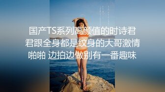 对着镜头一层层的把衣服脱下