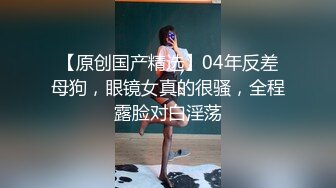   淫荡指数9分高颜值女神大战头套男，边插边用辣椒黄瓜爆菊，操的不够爽，电动伸缩假屌伺候，双洞齐插白浆四溅太骚了