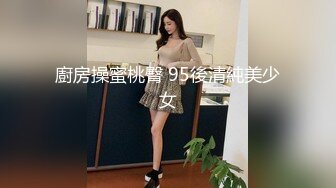 精彩刺激剧情红发人妖茶社鸡巴拿出来勾引骚妇转到椅子下吃肉棒帅哥服务员也来一起玩3P操穴