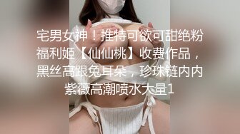 二月流出厕拍牛人手动背后俯视偷拍商场座厕2来尿尿的美女条纹衫美眉抓着门把撅着屁股尿