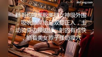 商场蓝门女厕全景偷拍药店女员工的肥鲍就像两根大肥肠