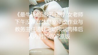 偷拍美女裙底风光 成都车展银色连衣裙细高跟极品美女，白色窄内 UR级反差骚货黑丝筒袜配情趣开档内裤