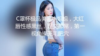 娃娃音超清纯金发萝莉萌妹，撩起衣服揉捏奶子，振动棒特写抽插粉穴，超级嫩进进出出，高潮搞得小穴很湿1