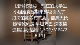 两个激情小少妇爆草干爹，全程露脸激情啪啪要把干爹榨干的节奏