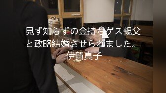 商场尾随偷拍美女裙底露肩连衣裙美女涂指甲油橙色内裤勒出逼缝少妇和朋友一起逛街吊带裙红色窄内骚气外露