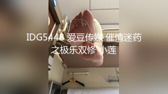 大胆坑神潜入国内某购物商场女WC独占一个坑位隔板缝中连续偸拍多位妹子方便制服大长腿美女惹火T裤上放卫生巾有点意思2K画质