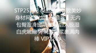 新来的美女模特全程露脸深夜撩骚互动狼友，揉奶玩逼勾搭大哥，让大哥抠逼揉奶，各种抽插爆草，干的神魂颠倒